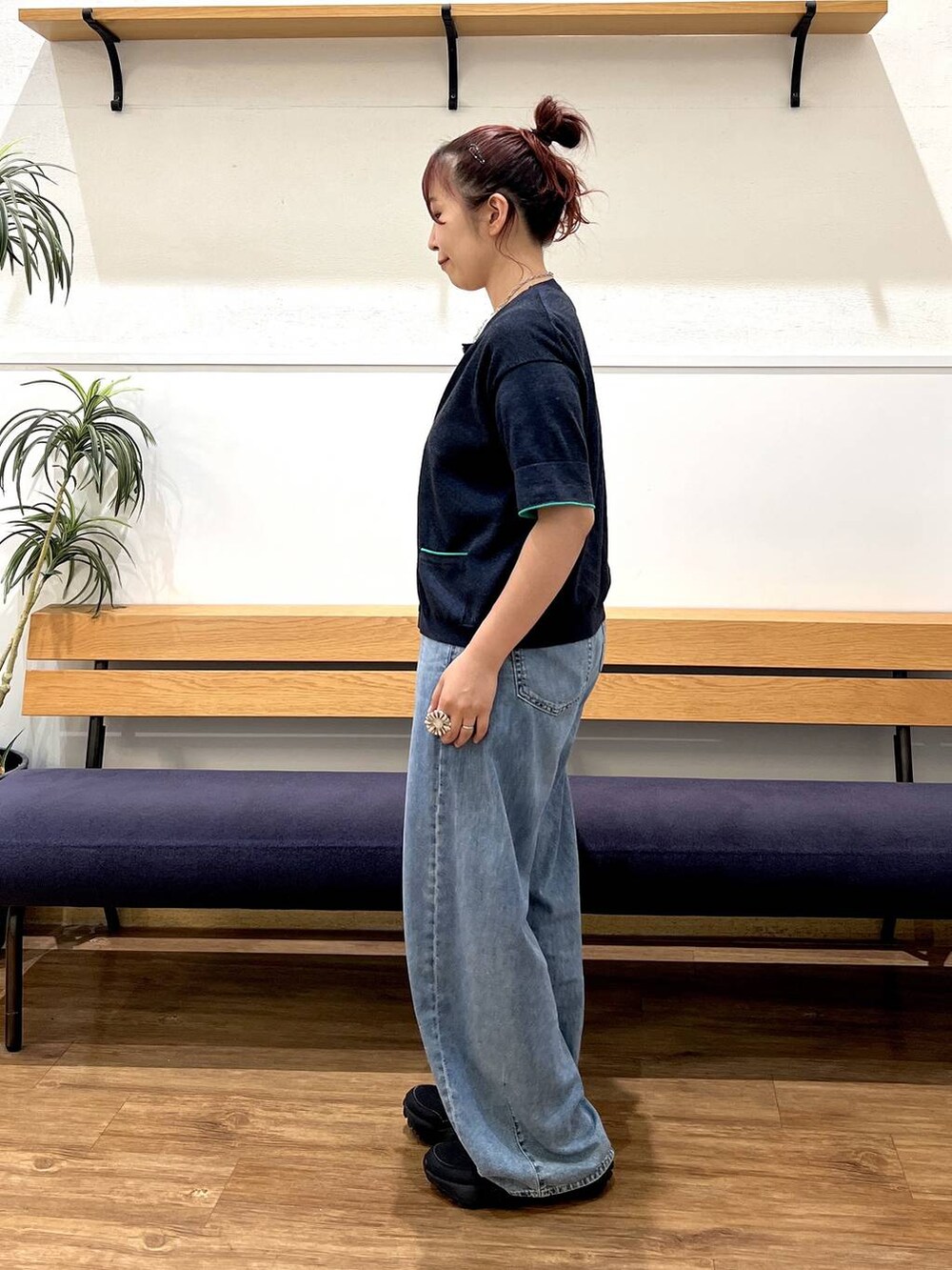 ブルー系のデニムパンツ、ホワイト系のTシャツ/カットソー、ブルー系のカーディガン/ボレロを着用したレディースの夏コーディネートの4枚目の写真