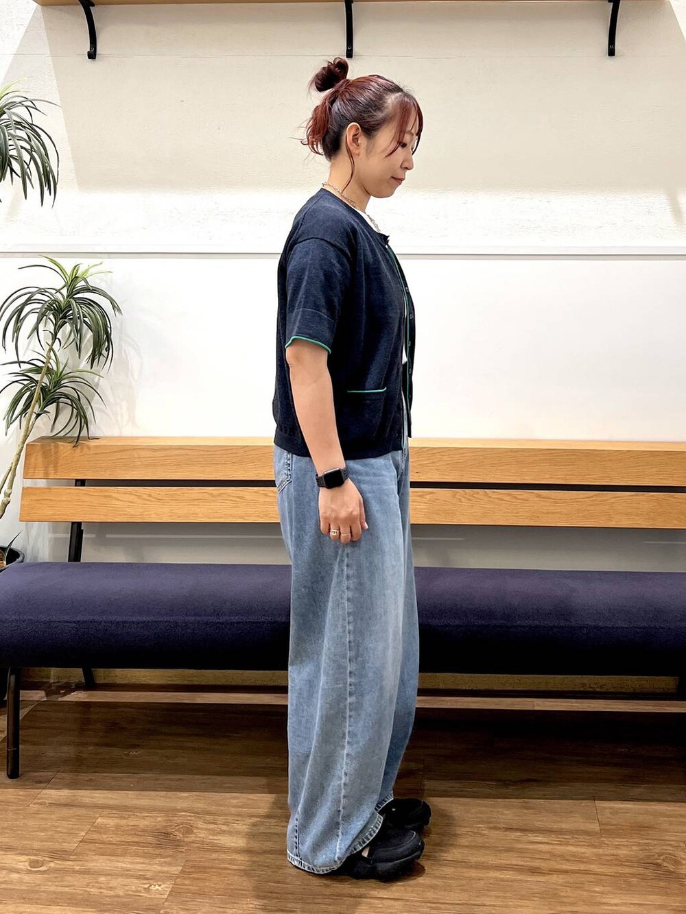 ブルー系のデニムパンツ、ホワイト系のTシャツ/カットソー、ブルー系のカーディガン/ボレロを着用したレディースの夏コーディネートの2枚目の写真