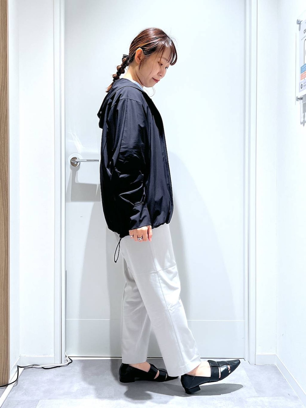 「リラックス、体型カバー、GLOBAL WORK、まちがいない服_GLOBAL WORK、きれいめカジュアル、おでかけ、接触冷感、遮熱、パーカー、ウツクシルエット_GLOBAL WORK、テーパードパンツ、夏コーデ」｜「GLOBAL WORKのイージーケアリネンフリルブラウス/288652（シャツ/ブラウス、ブルー系）」を使った、manayan0602さん（レディース・158cm）の夏コーディネートの2枚目の写真
