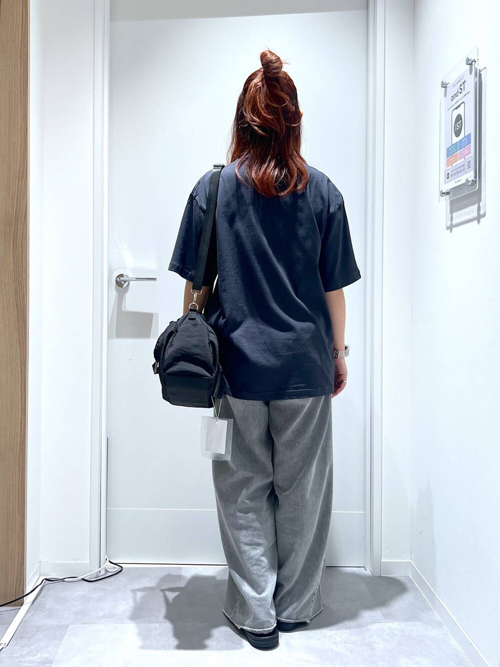 グレー系のデニムパンツ、グレー系のTシャツ/カットソーを着用したレディースの夏コーディネートの3枚目の写真