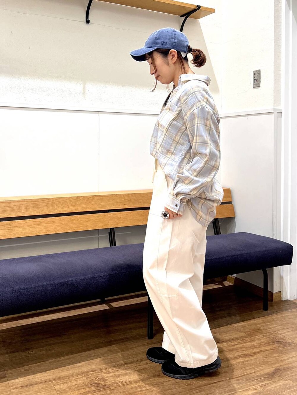 ブルー系のシャツ/ブラウス、ベージュ系のその他パンツを着用したレディースの春コーディネートの4枚目の写真