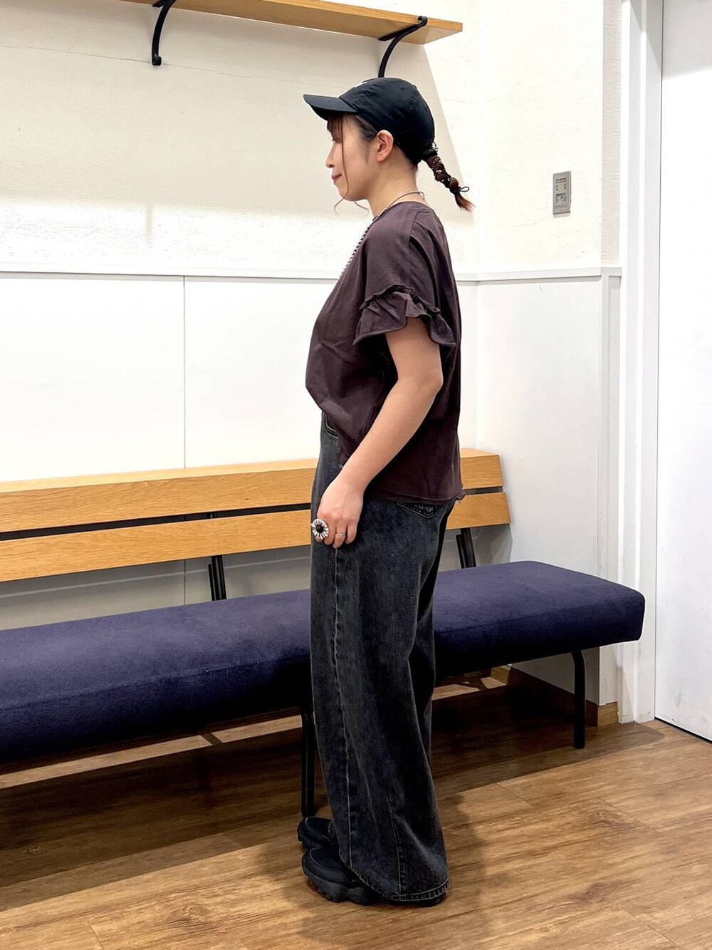 ブラック系のデニムパンツ、ブラウン系のTシャツ/カットソーを着用したレディースの春コーディネートの4枚目の写真