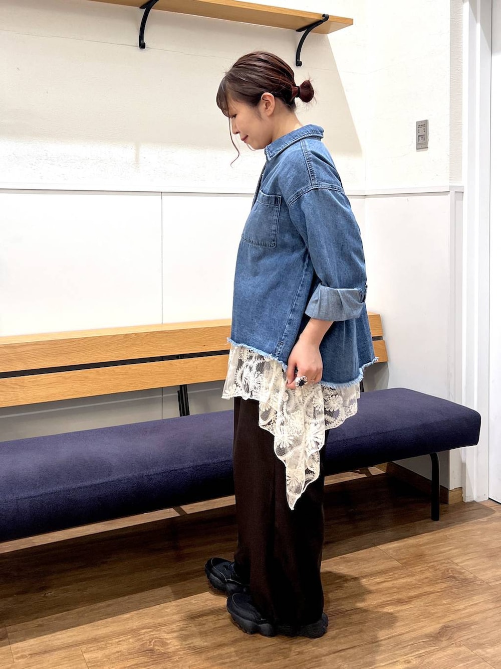 ホワイト系のその他トップス、ブルー系のシャツ/ブラウス、ブラウン系のその他パンツを着用したレディースの春コーディネートの2枚目の写真