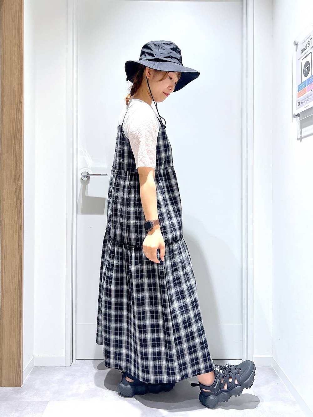 「カジュアル、リラックス、GLOBAL WORK、まちがいない服_GLOBAL WORK、体型カバー、ワンピース、ガーリー、おでかけ、夏コーデ」｜「GLOBAL WORKのUV遮熱撥水洗えるハット/326596（ハット、ブラック系）」を使った、manayan0602さん（レディース・158cm）の春コーディネートの2枚目の写真