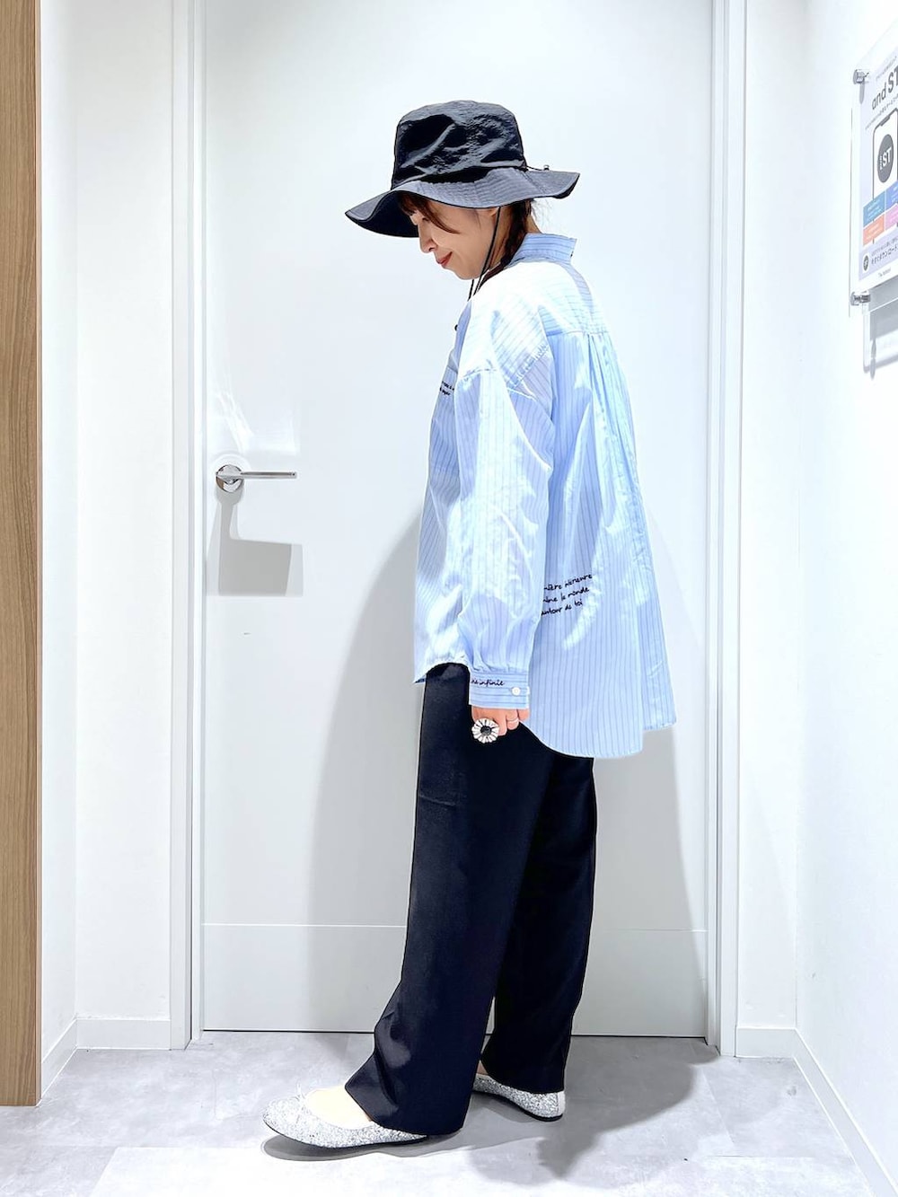 「カジュアル、リラックス、体型カバー、GLOBAL WORK、まちがいない服_GLOBAL WORK、きれいめカジュアル、大人カジュアル、シャツ、おでかけ」｜「GLOBAL WORKのらくっション撥水バレエ/135873（バレエシューズ、シルバー系）」を使った、manayan0602さん（レディース・158cm）の春コーディネートの4枚目の写真
