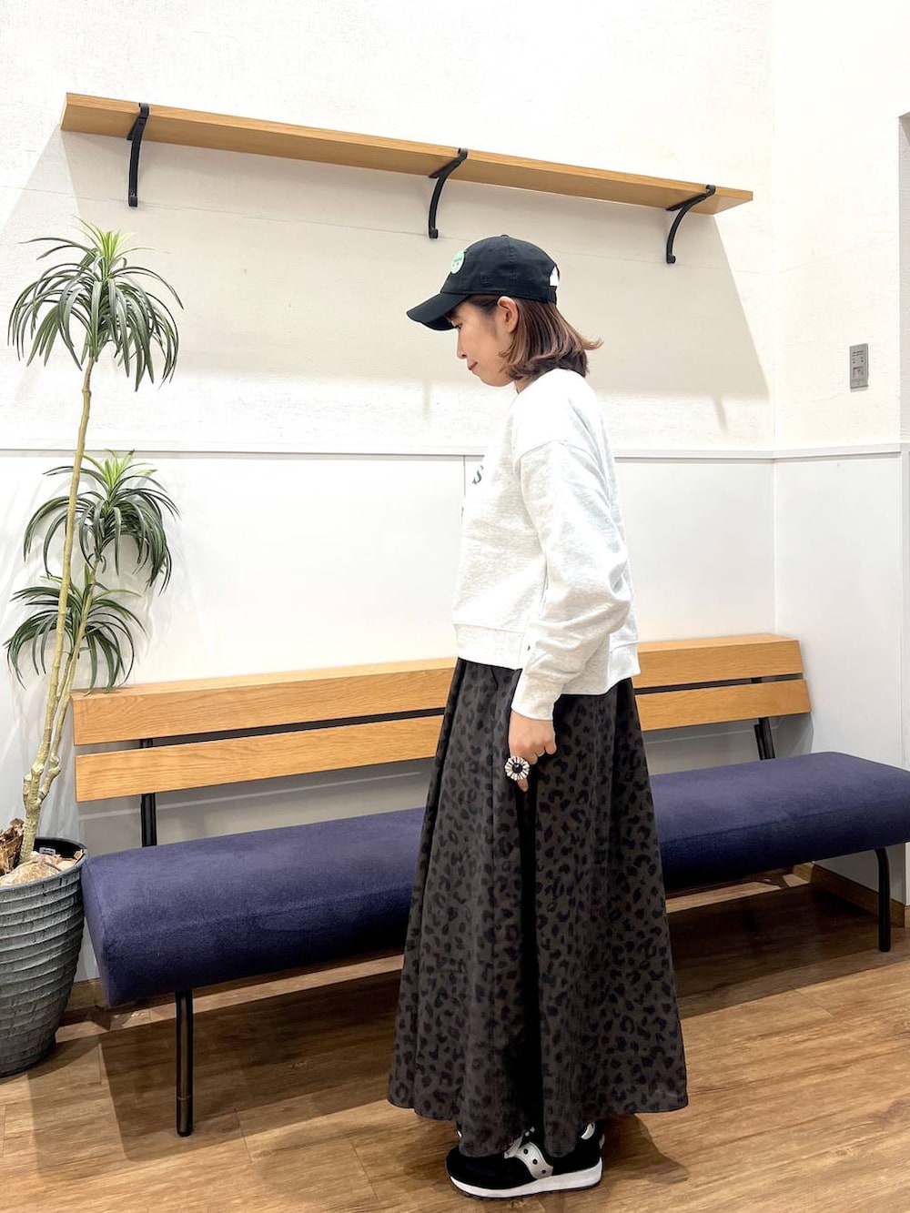 グレー系のスウェット、その他のスカートを着用したレディースの春コーディネートの4枚目の写真