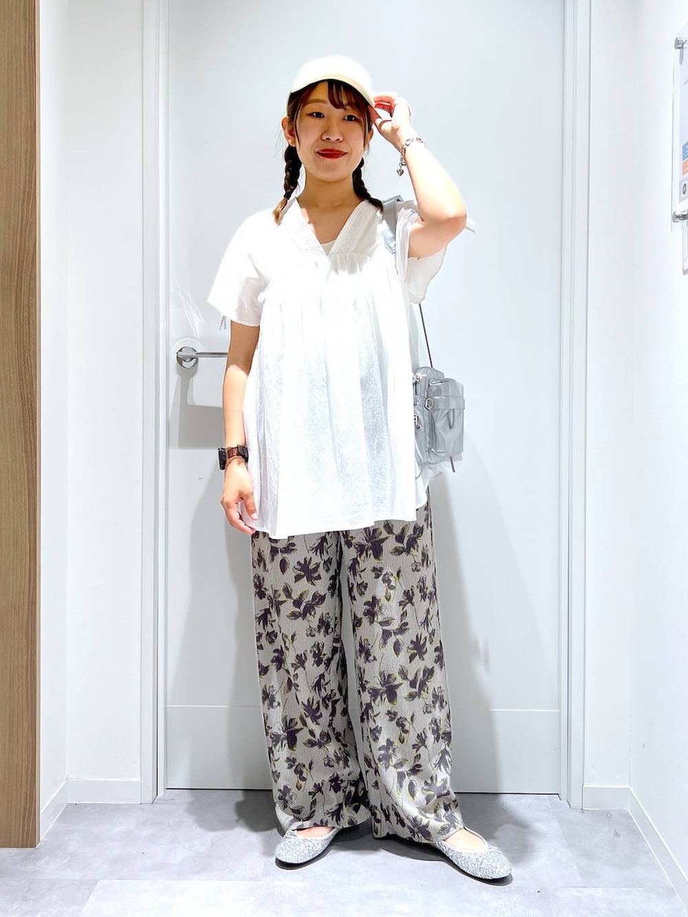 「カジュアル、リラックス、体型カバー、GLOBAL WORK、まちがいない服_GLOBAL WORK、夏コーデ、ゆったり、ブラウス、ワイドパンツ」｜「GLOBAL WORKのらくっション撥水バレエ/135873（バレエシューズ、シルバー系）」を使った、manayan0602さん（レディース・158cm）の春コーディネートの5枚目の写真