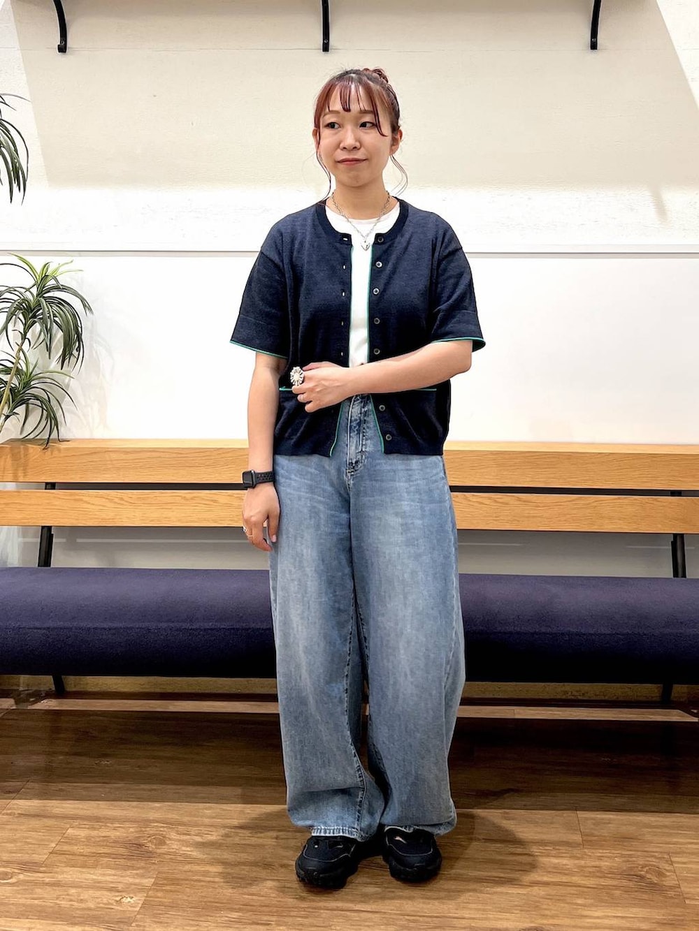 ブルー系のデニムパンツ、ホワイト系のTシャツ/カットソー、ブルー系のカーディガン/ボレロを着用したレディースの夏コーディネートの5枚目の写真