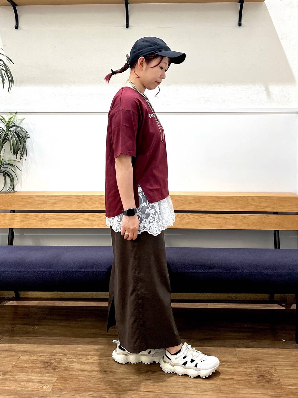 ブラウン系のスカート、レッド系のTシャツ/カットソー、ホワイト系のベルトを着用したレディースの夏コーディネートの2枚目の写真