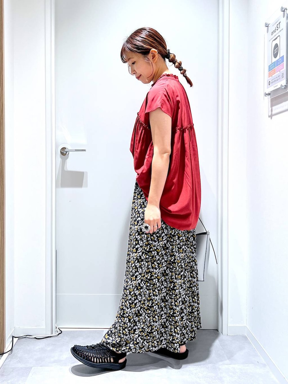 「GLOBAL WORK、まちがいない服_GLOBAL WORK、接触冷感、ブラウス、ワイドパンツ、カジュアル、リラックス、体型カバー」｜「GLOBAL WORKのさらさらリラックスイージーパンツ/498356（その他パンツ、グレー系）」を使った、manayan0602さん（レディース・158cm）の夏コーディネートの4枚目の写真