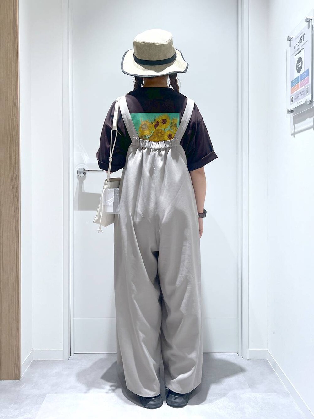 「カジュアル、リラックス、体型カバー、GLOBAL WORK、まちがいない服_GLOBAL WORK、サロペット、夏コーデ」｜「GLOBAL WORKのエアかるクッションコードスニーカー/290669（スニーカー、ブラック系）」を使った、manayan0602さん（レディース・158cm）の春コーディネートの3枚目の写真