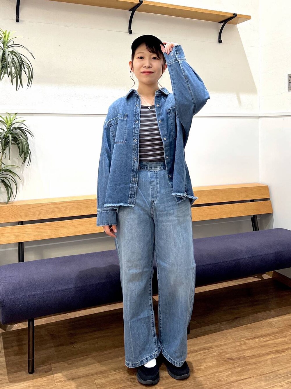 ブルー系のデニムパンツ、ブルー系のシャツ/ブラウス、グレー系のタンクトップを着用したレディースの春コーディネートの5枚目の写真