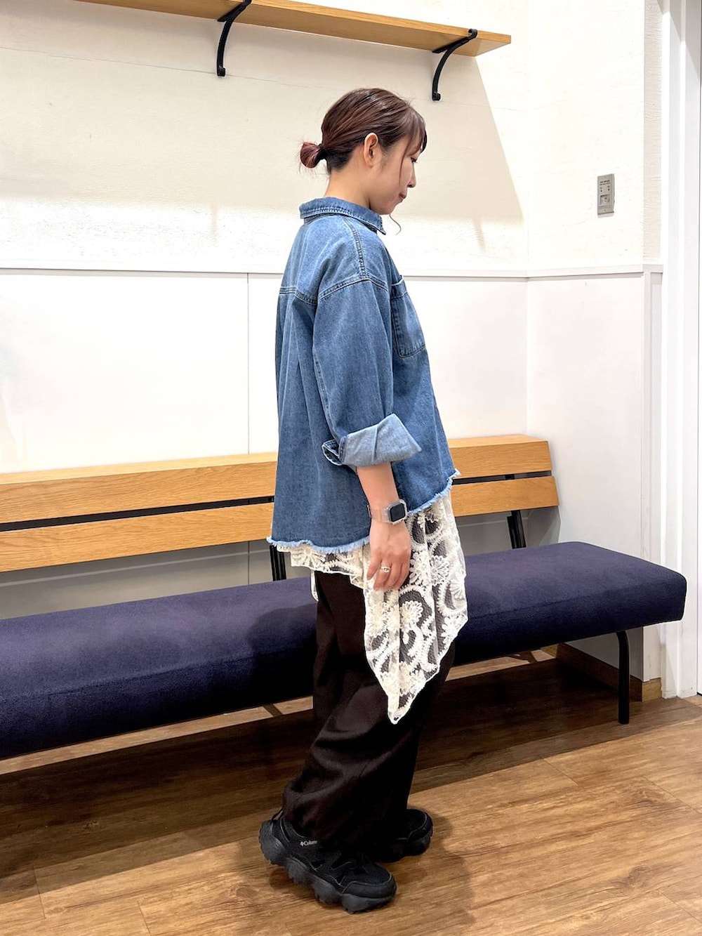 ホワイト系のその他トップス、ブルー系のシャツ/ブラウス、ブラウン系のその他パンツを着用したレディースの春コーディネートの4枚目の写真