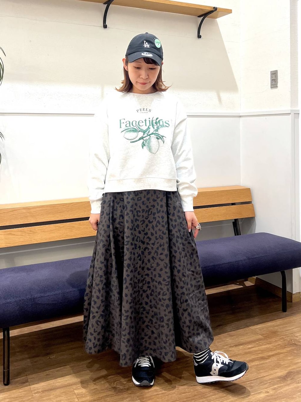 グレー系のスウェット、その他のスカートを着用したレディースの春コーディネートの5枚目の写真