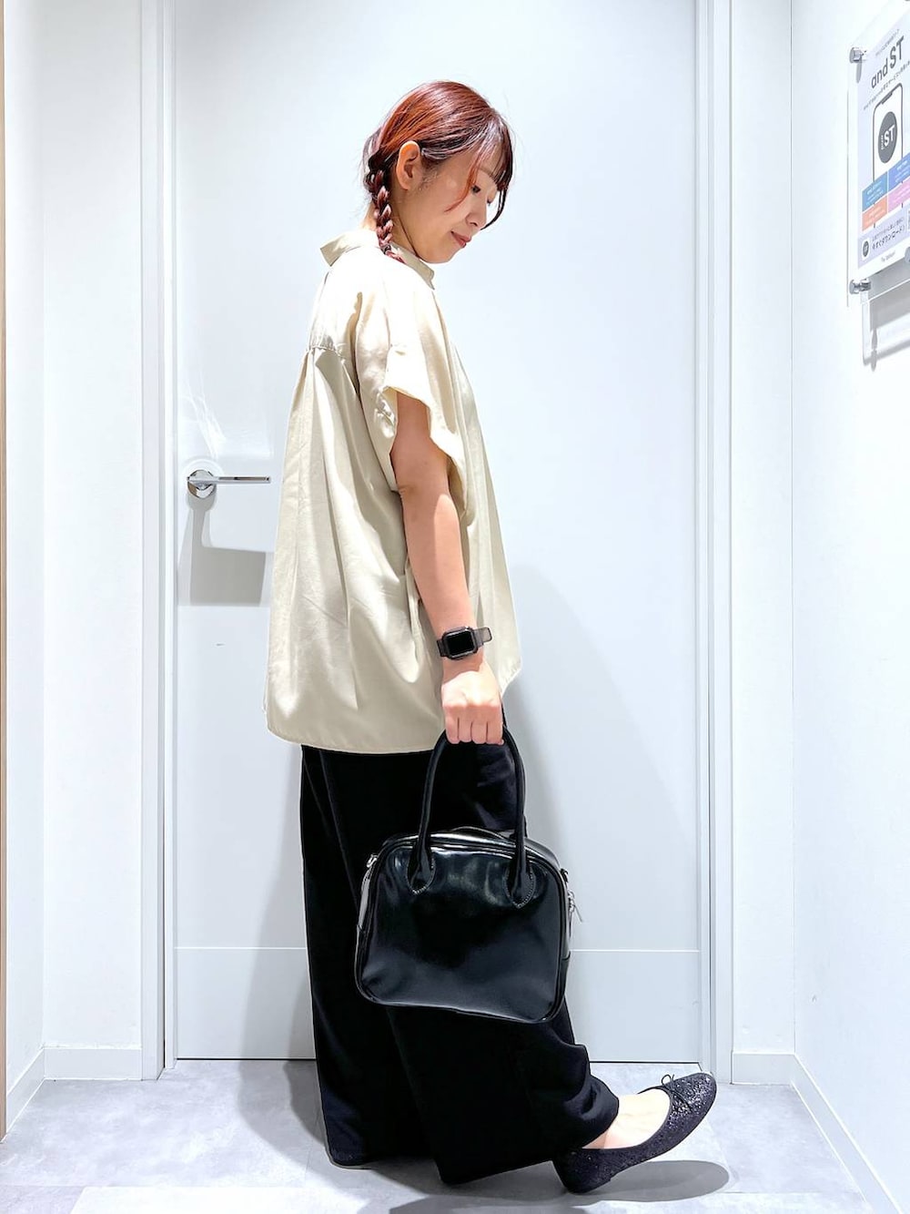 「リラックス、体型カバー、GLOBAL WORK、まちがいない服_GLOBAL WORK、きれいめ、ブラウス、ワイドパンツ、夏コーデ」｜「GLOBAL WORKのスペ軽2WAYスクエアボストン/252305（ボストンバッグ、ブラック系）」を使った、manayan0602さん（レディース・158cm）の夏コーディネートの2枚目の写真