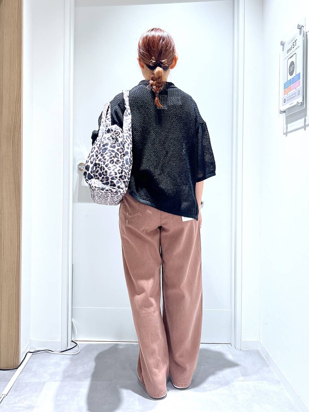 その他のトートバッグ、ブラウン系のデニムパンツ、ブラック系のニット/セーターを着用したレディースの夏コーディネートの3枚目の写真