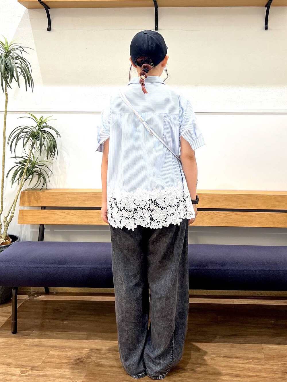 シルバー系のショルダーバッグ、ブラック系のデニムパンツ、ブルー系のシャツ/ブラウスを着用したレディースの夏コーディネートの3枚目の写真