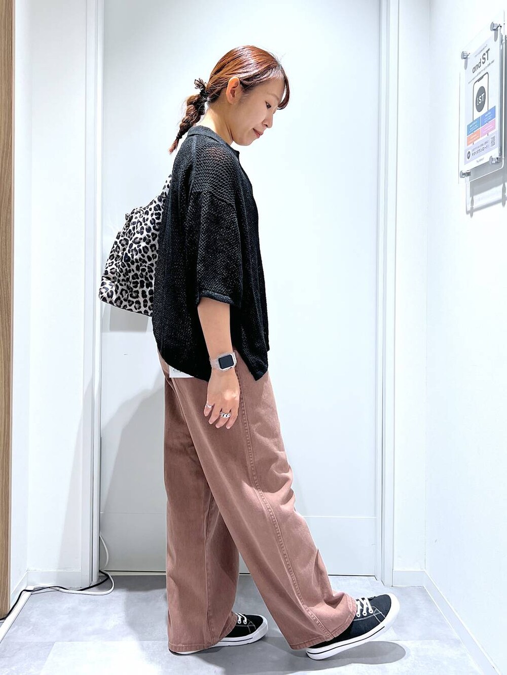 その他のトートバッグ、ブラウン系のデニムパンツ、ブラック系のニット/セーターを着用したレディースの夏コーディネートの2枚目の写真