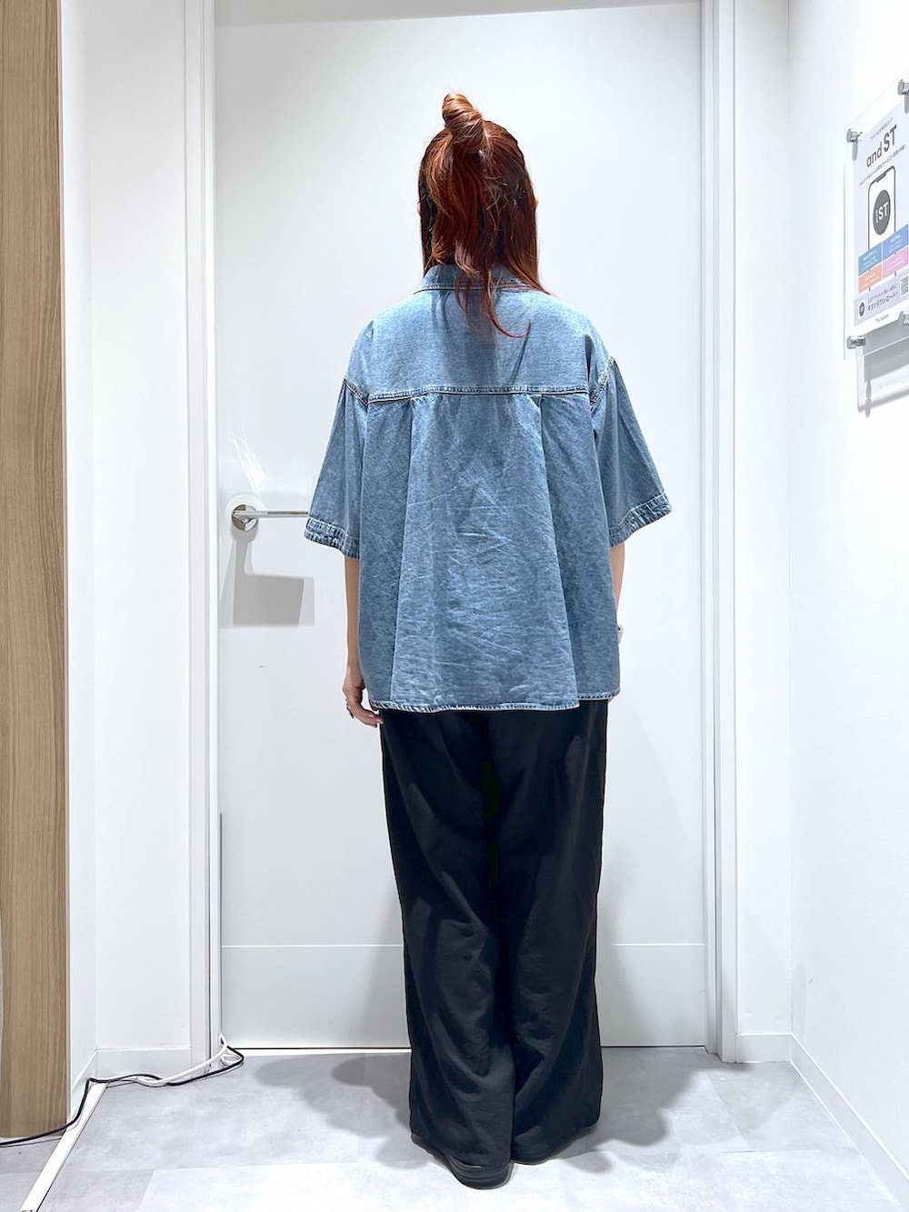「体型カバー、GLOBAL WORK、GOOD DENIM_GLOBAL WORK、デニムシャツ、ワイドパンツ、カジュアル、リラックス、まちがいない服_GLOBAL WORK」｜「GLOBAL WORKのGOODデニムシャツ半袖/288639（シャツ/ブラウス、ブルー系）」を使った、manayan0602さん（レディース・158cm）の夏コーディネートの3枚目の写真