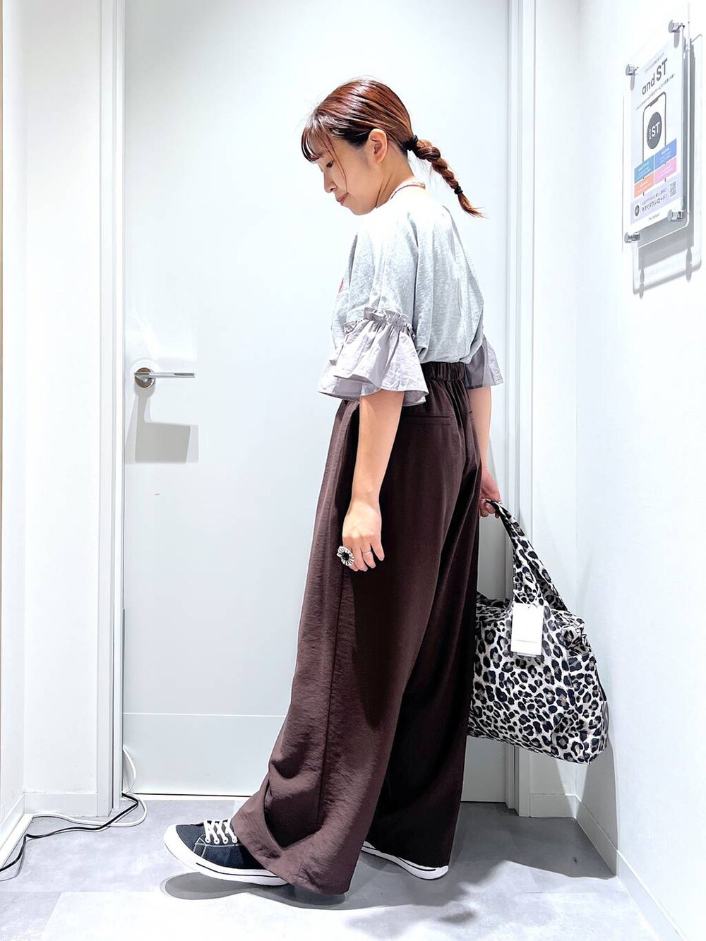 その他のトートバッグ、ブラウン系のその他パンツ、グレー系のTシャツ/カットソーを着用したレディースの夏コーディネートの4枚目の写真