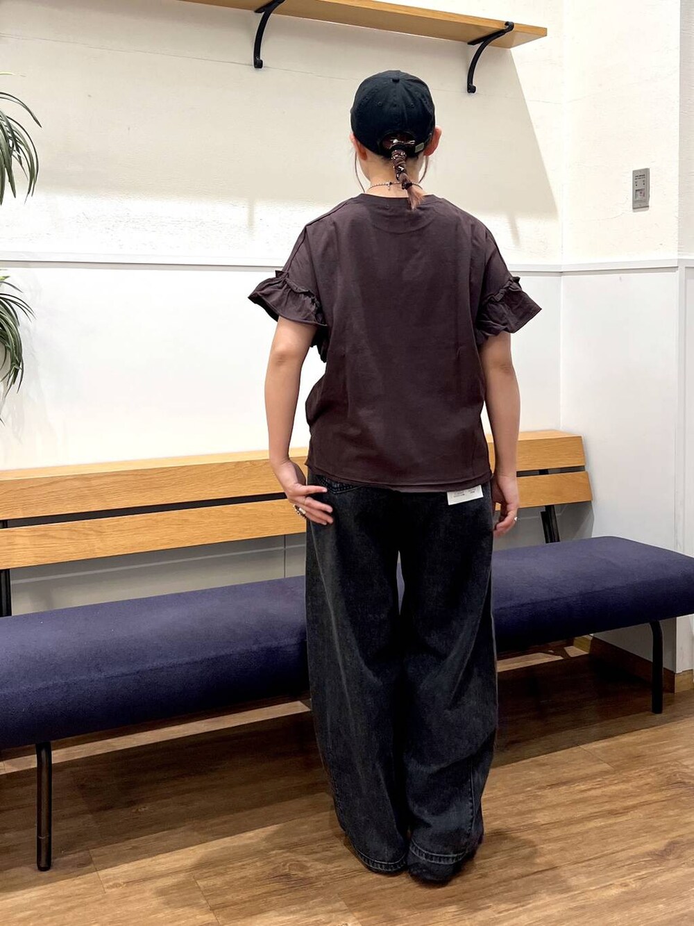 ブラック系のデニムパンツ、ブラウン系のTシャツ/カットソーを着用したレディースの春コーディネートの3枚目の写真