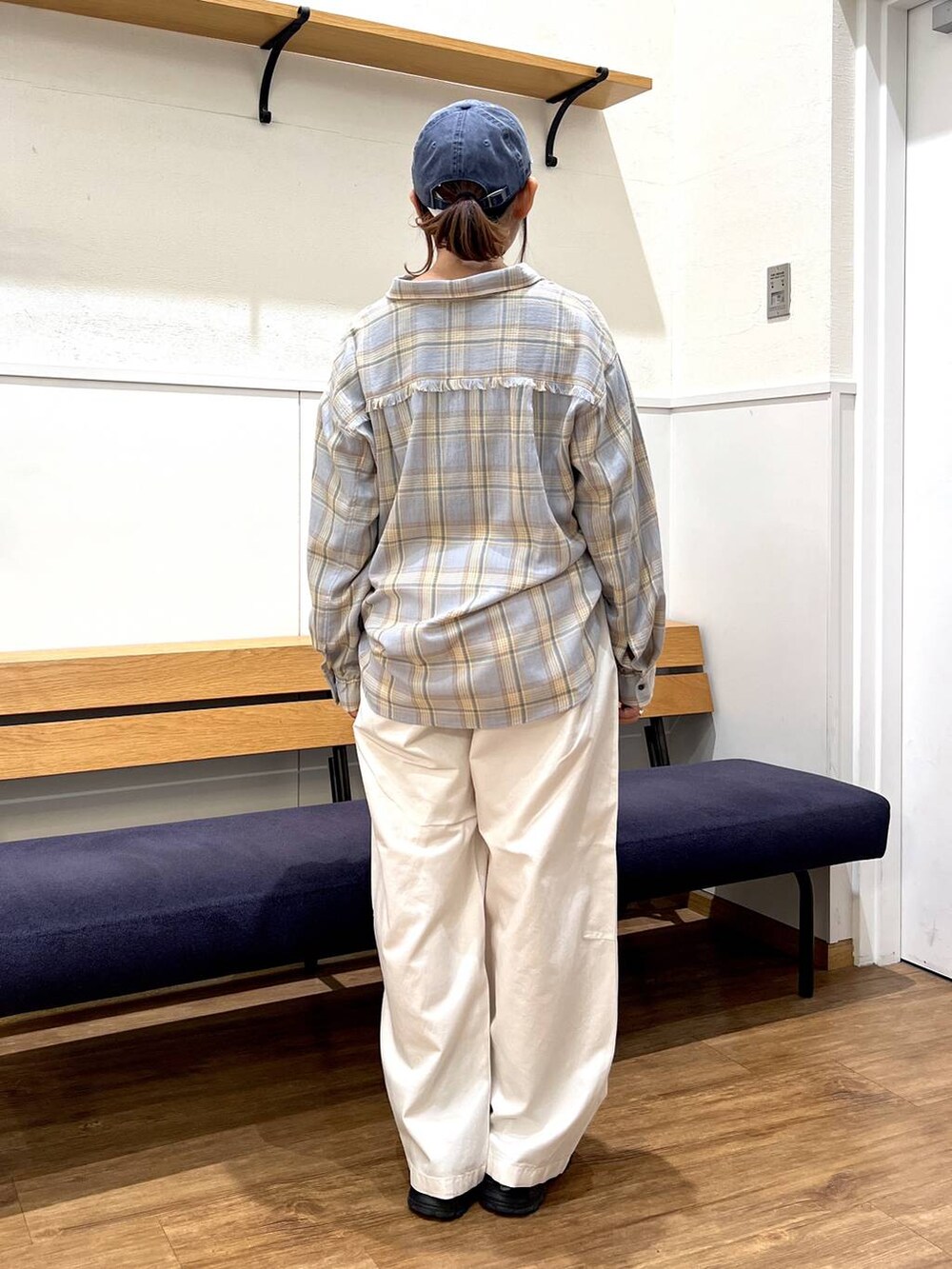 ブルー系のシャツ/ブラウス、ベージュ系のその他パンツを着用したレディースの春コーディネートの3枚目の写真