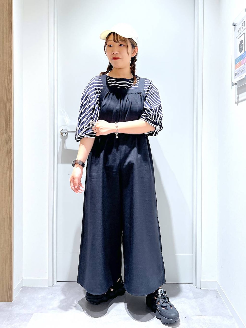「カジュアル、リラックス、体型カバー、GLOBAL WORK、まちがいない服_GLOBAL WORK、サロペット、ゆったり、夏コーデ、大人カジュアル」｜「GLOBAL WORKのリッチクリーン袖ねじり6分袖/289400（Tシャツ/カットソー、ブルー系）」を使った、manayan0602さん（レディース・158cm）の春コーディネートの5枚目の写真