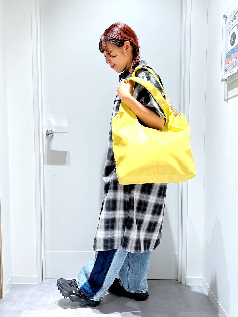 「カジュアル、リラックス、体型カバー、GLOBAL WORK、まちがいない服_GLOBAL WORK、ワンピース、デニムパンツ、レイヤードスタイル」｜「GLOBAL WORKの着丈選べるリネンワンピース半袖/321404（ワンピース、ブラック系）」を使った、manayan0602さん（レディース・158cm）の夏コーディネートの4枚目の写真