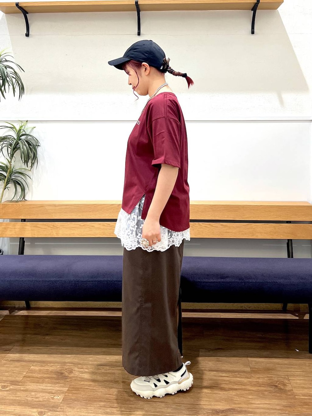 ブラウン系のスカート、レッド系のTシャツ/カットソー、ホワイト系のベルトを着用したレディースの夏コーディネートの3枚目の写真