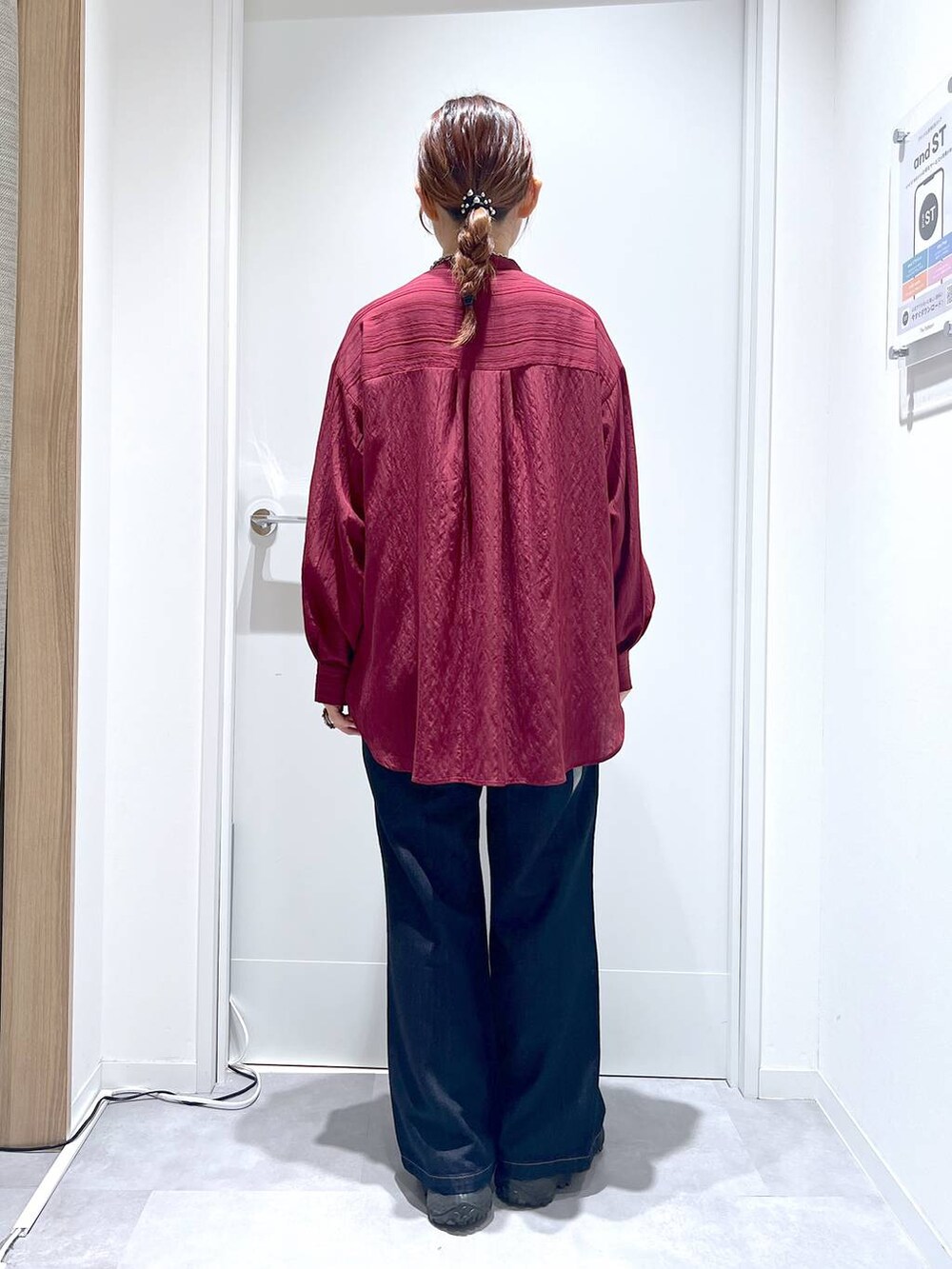 ブルー系のデニムパンツ、レッド系のシャツ/ブラウスを着用したレディースの夏コーディネートの3枚目の写真