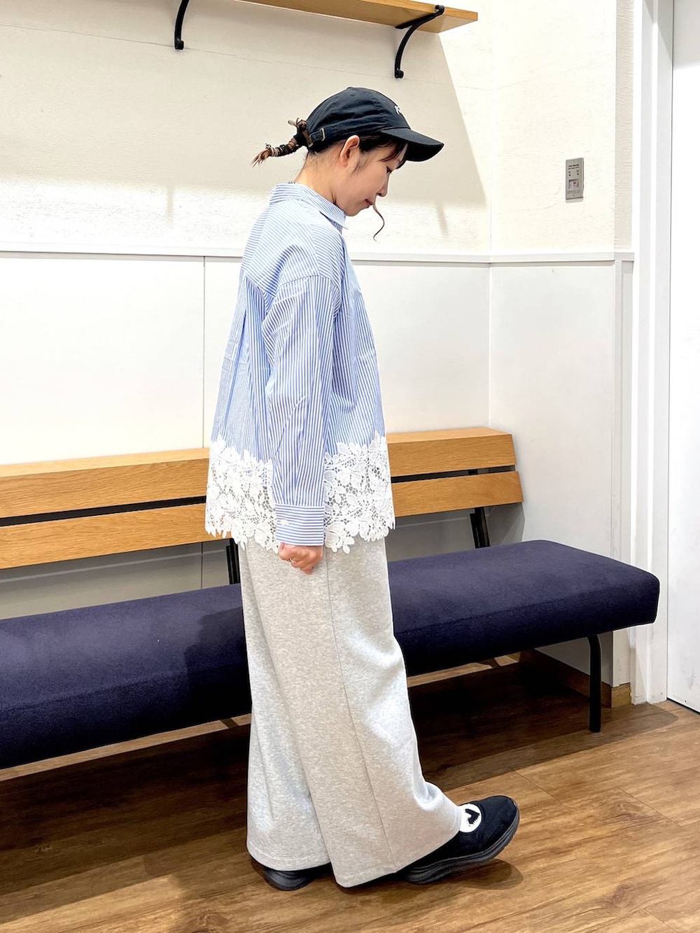 グレー系のスウェットパンツ、ブルー系のシャツ/ブラウスを着用したレディースの春コーディネートの4枚目の写真