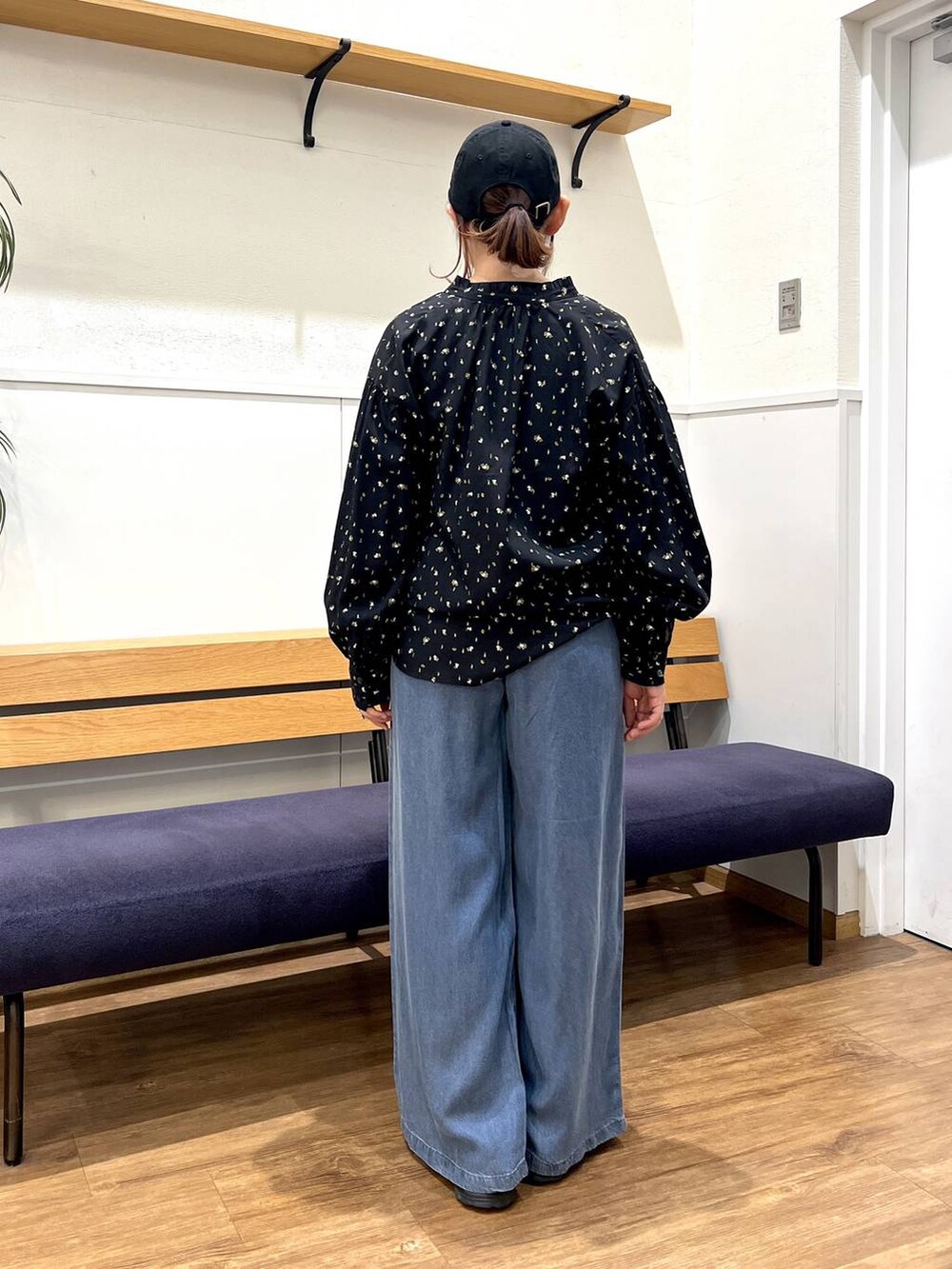 ブラック系のシャツ/ブラウス、ブルー系のデニムパンツを着用したレディースの春コーディネートの3枚目の写真