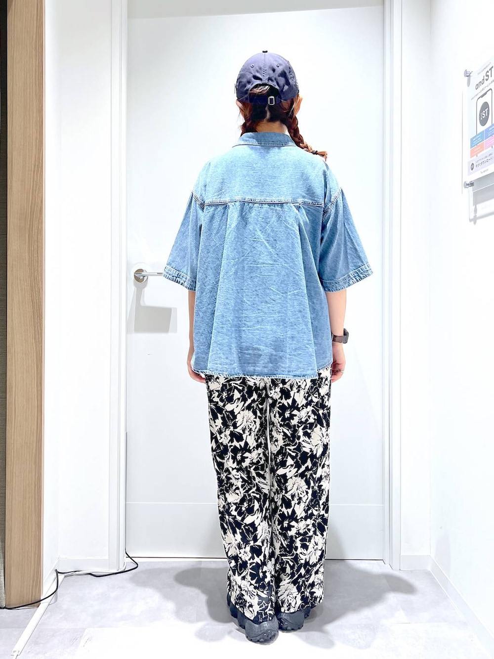 ブルー系のシャツ/ブラウス、ブラック系のその他パンツを着用したレディースの夏コーディネートの3枚目の写真