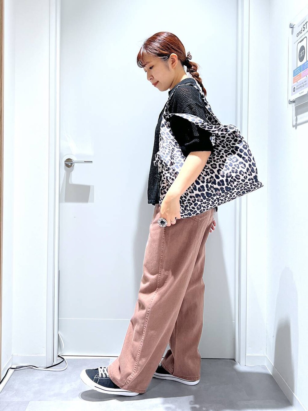 その他のトートバッグ、ブラウン系のデニムパンツ、ブラック系のニット/セーターを着用したレディースの夏コーディネートの4枚目の写真