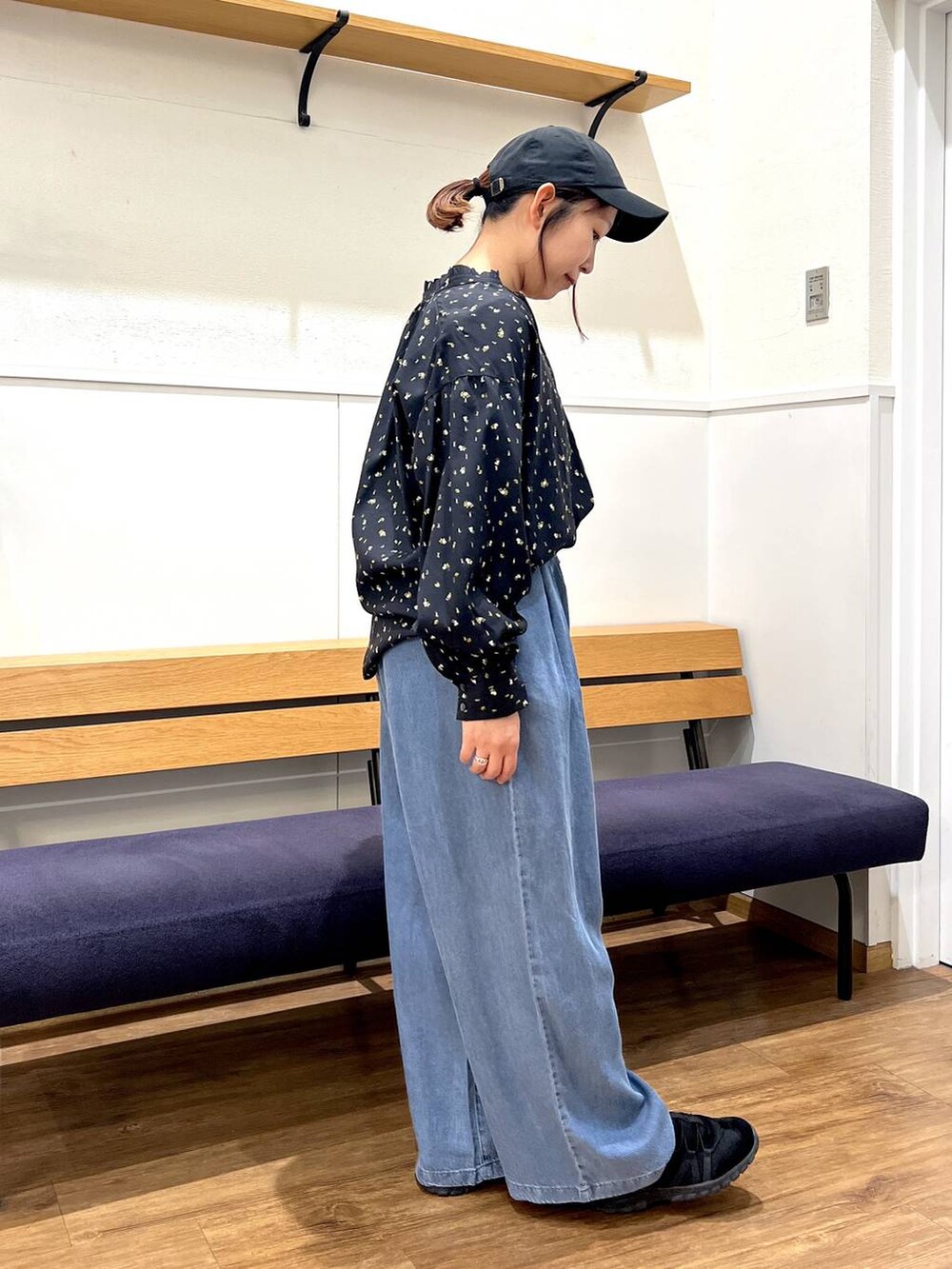ブラック系のシャツ/ブラウス、ブルー系のデニムパンツを着用したレディースの春コーディネートの4枚目の写真