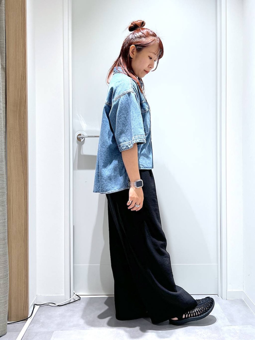 「体型カバー、GLOBAL WORK、GOOD DENIM_GLOBAL WORK、デニムシャツ、ワイドパンツ、カジュアル、リラックス、まちがいない服_GLOBAL WORK」｜「GLOBAL WORKのGOODデニムシャツ半袖/288639（シャツ/ブラウス、ブルー系）」を使った、manayan0602さん（レディース・158cm）の夏コーディネートの2枚目の写真