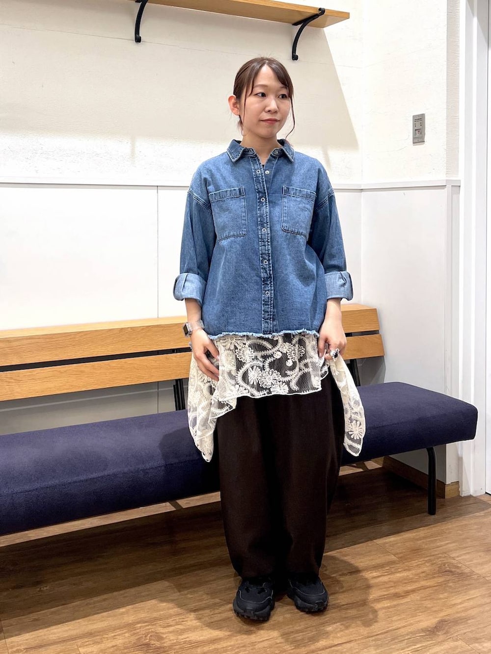 ホワイト系のその他トップス、ブルー系のシャツ/ブラウス、ブラウン系のその他パンツを着用したレディースの春コーディネートの5枚目の写真