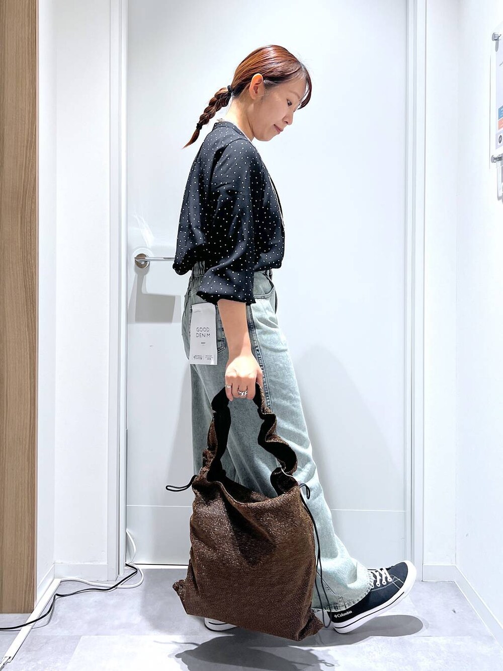 ブラウン系のショルダーバッグ、その他のシャツ/ブラウス、ブルー系のデニムパンツを着用したレディースの夏コーディネートの2枚目の写真