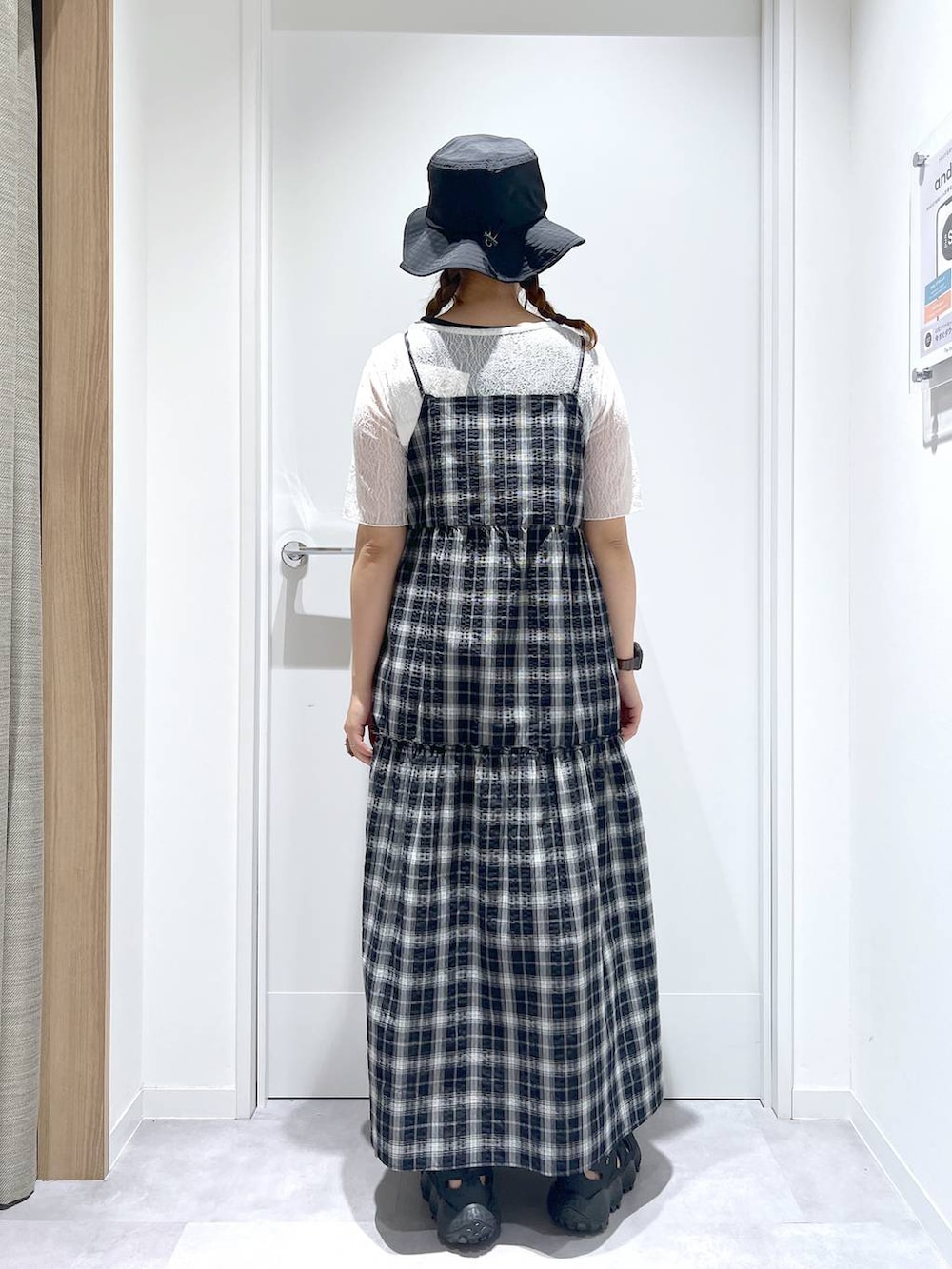 「カジュアル、リラックス、GLOBAL WORK、まちがいない服_GLOBAL WORK、体型カバー、ワンピース、ガーリー、おでかけ、夏コーデ」｜「GLOBAL WORKのUV遮熱撥水洗えるハット/326596（ハット、ブラック系）」を使った、manayan0602さん（レディース・158cm）の春コーディネートの3枚目の写真