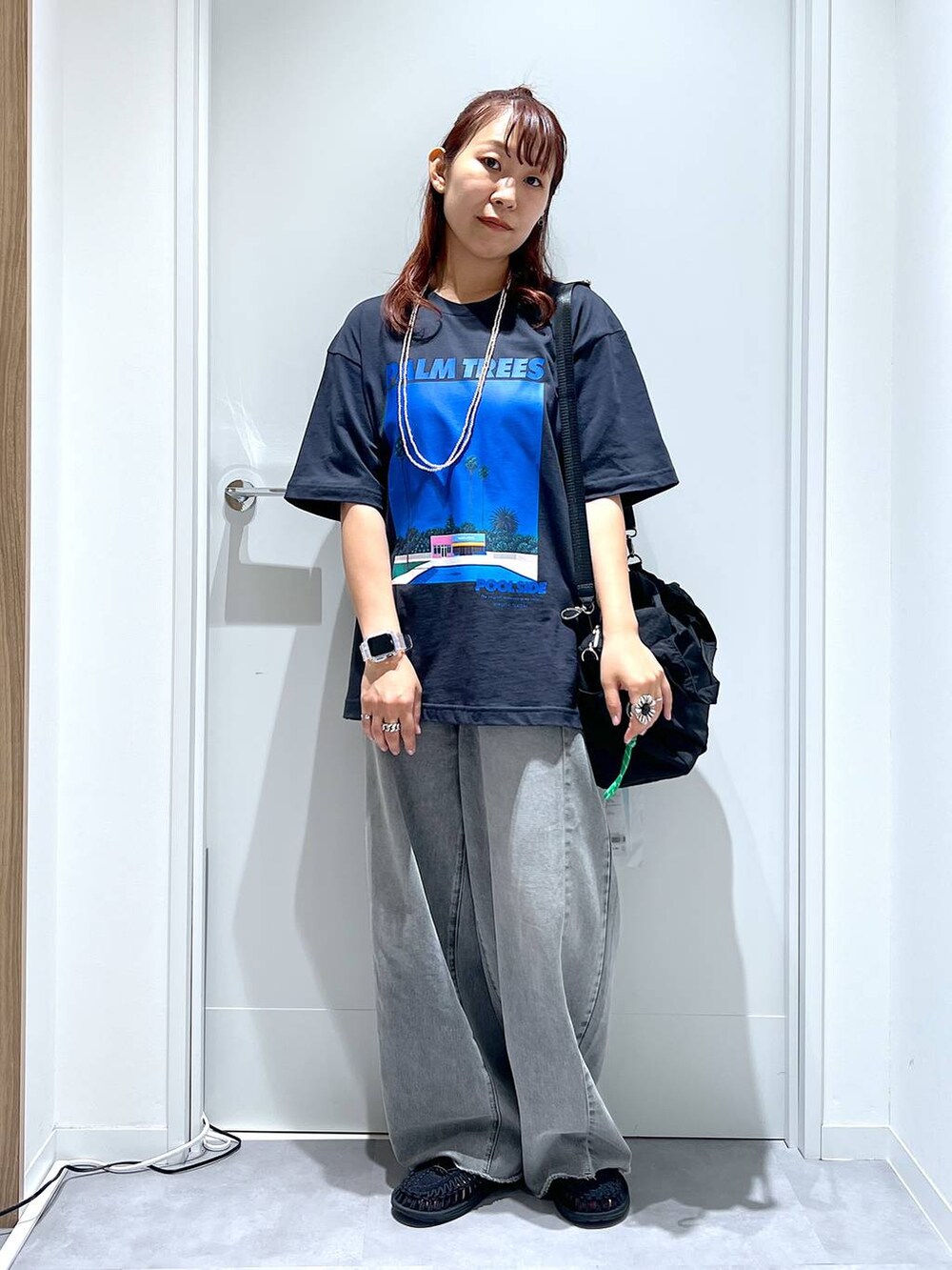 グレー系のデニムパンツ、グレー系のTシャツ/カットソーを着用したレディースの夏コーディネートの5枚目の写真