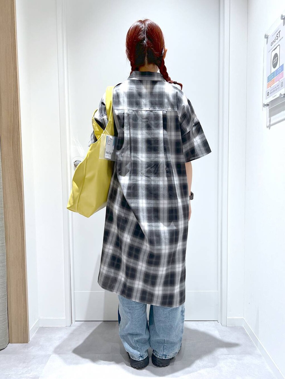 「カジュアル、リラックス、体型カバー、GLOBAL WORK、まちがいない服_GLOBAL WORK、ワンピース、デニムパンツ、レイヤードスタイル」｜「GLOBAL WORKの着丈選べるリネンワンピース半袖/321404（ワンピース、ブラック系）」を使った、manayan0602さん（レディース・158cm）の夏コーディネートの3枚目の写真