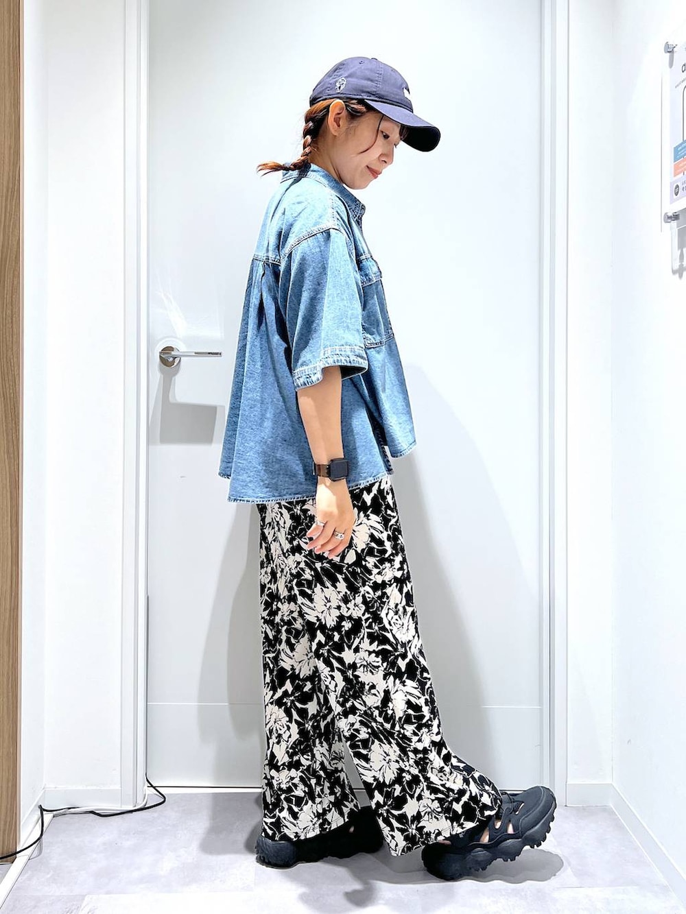 ブルー系のシャツ/ブラウス、ブラック系のその他パンツを着用したレディースの夏コーディネートの2枚目の写真