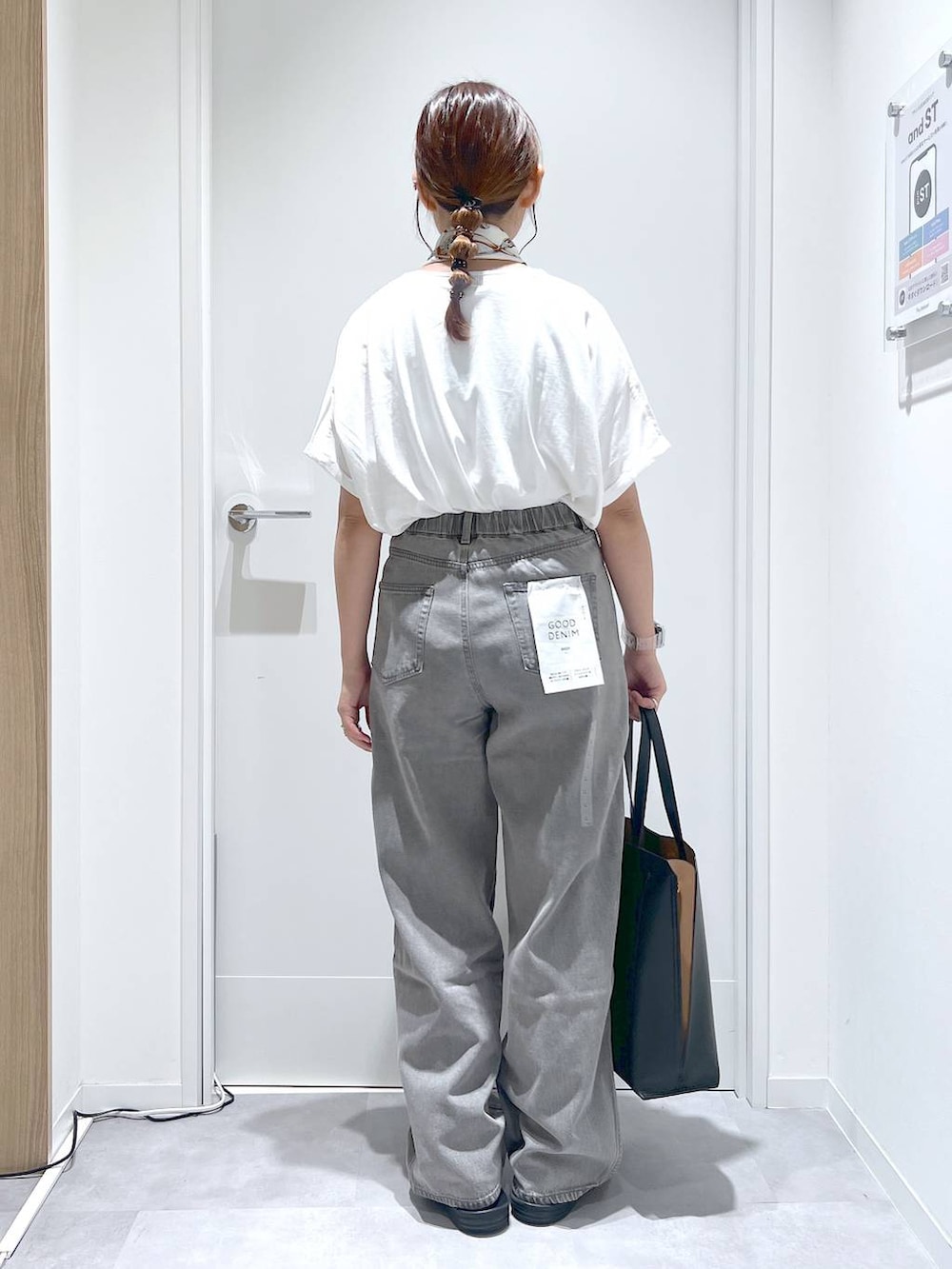 「カジュアル、リラックス、体型カバー、GLOBAL WORK、まちがいない服_GLOBAL WORK、GOOD DENIM_GLOBAL WORK、デニムパンツ、接触冷感、夏コーデ」｜「GLOBAL WORKのGOODデニムバギーパンツ/118365（デニムパンツ、グレー系）」を使った、manayan0602さん（レディース・158cm）の夏コーディネートの3枚目の写真