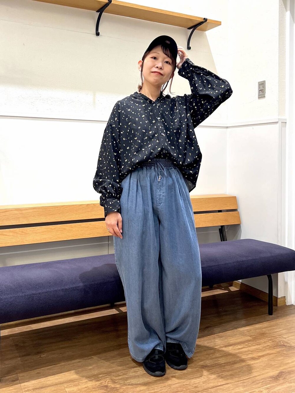 ブラック系のシャツ/ブラウス、ブルー系のデニムパンツを着用したレディースの春コーディネートの5枚目の写真