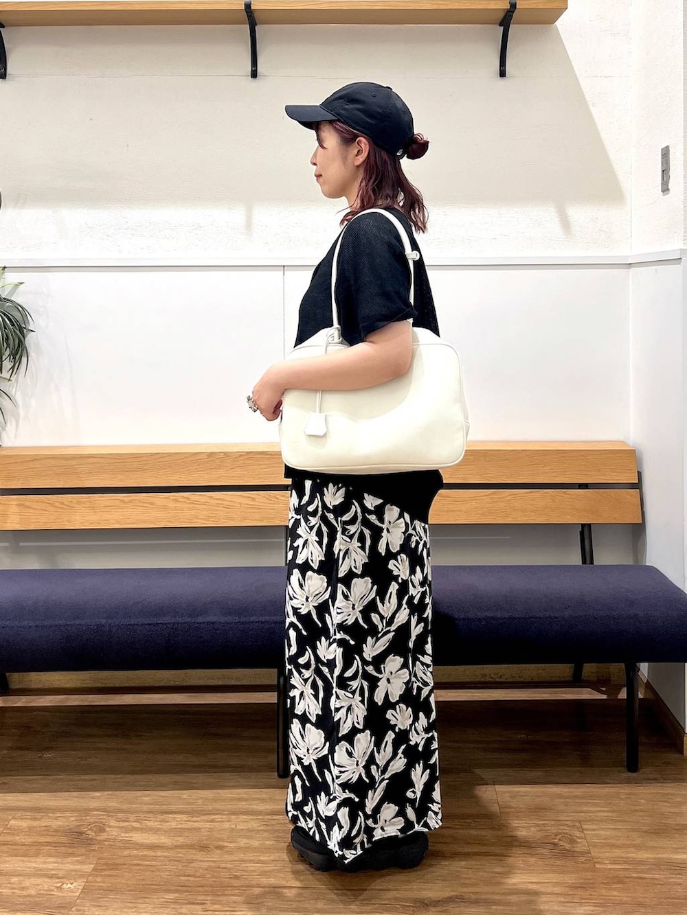 ブラック系のカーディガン/ボレロ、ブラック系のその他パンツ、ホワイト系のトートバッグを着用したレディースの夏コーディネートの4枚目の写真
