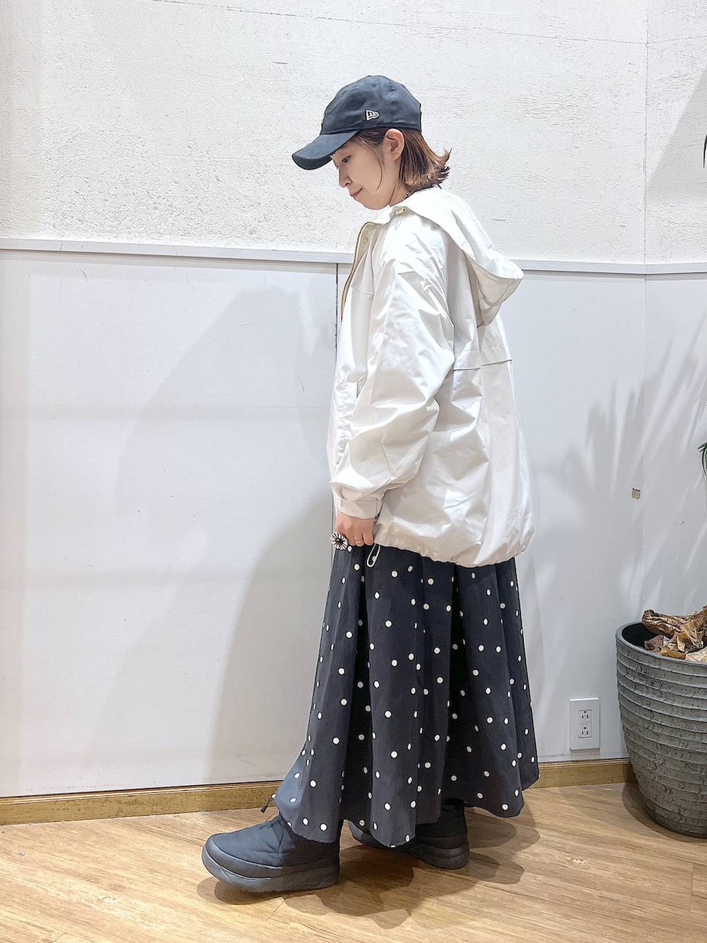 ホワイト系のスウェット、ベージュ系のマウンテンパーカー、その他のスカートを着用したレディースの冬コーディネートの4枚目の写真