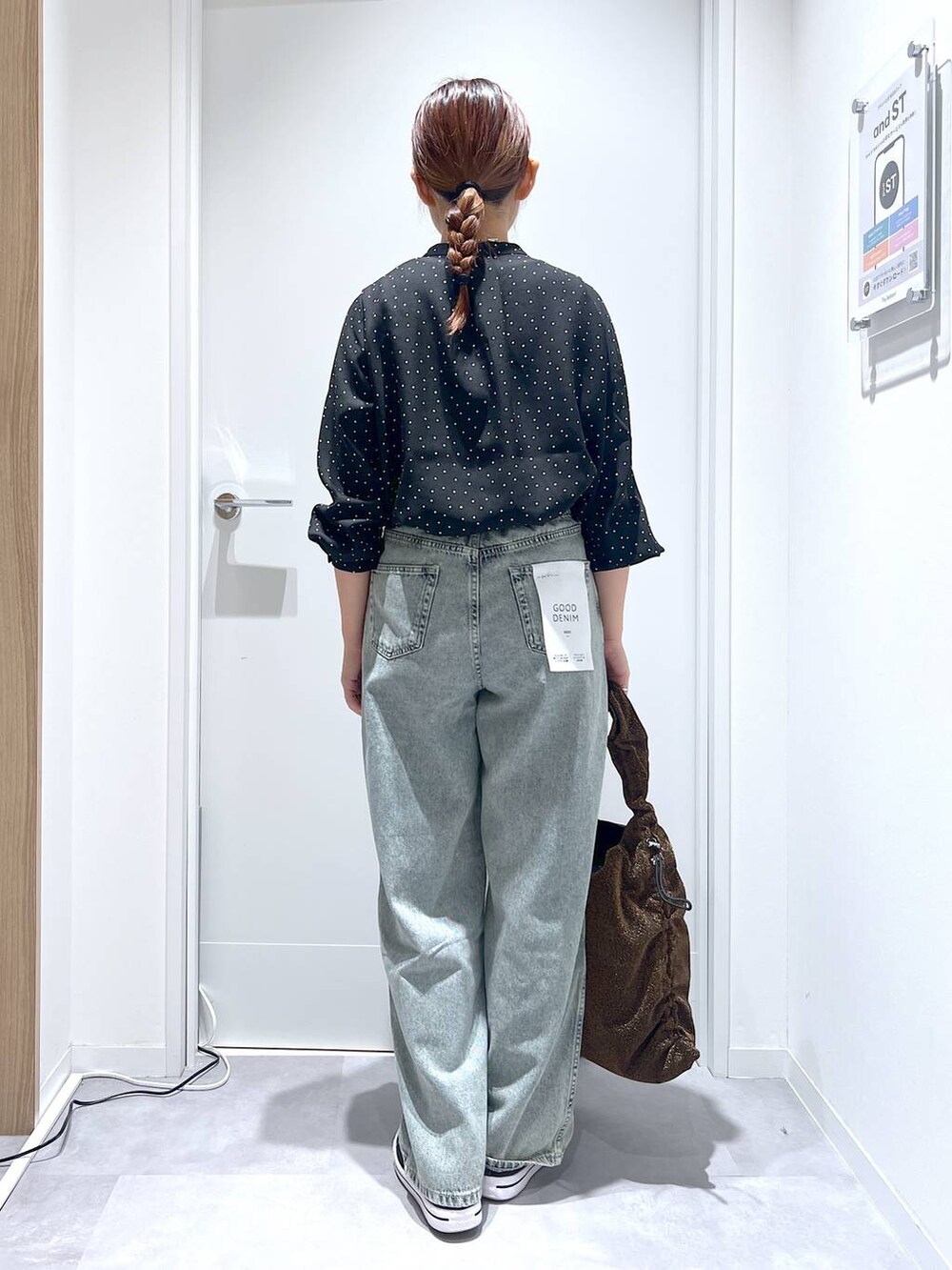 ブラウン系のショルダーバッグ、その他のシャツ/ブラウス、ブルー系のデニムパンツを着用したレディースの夏コーディネートの3枚目の写真
