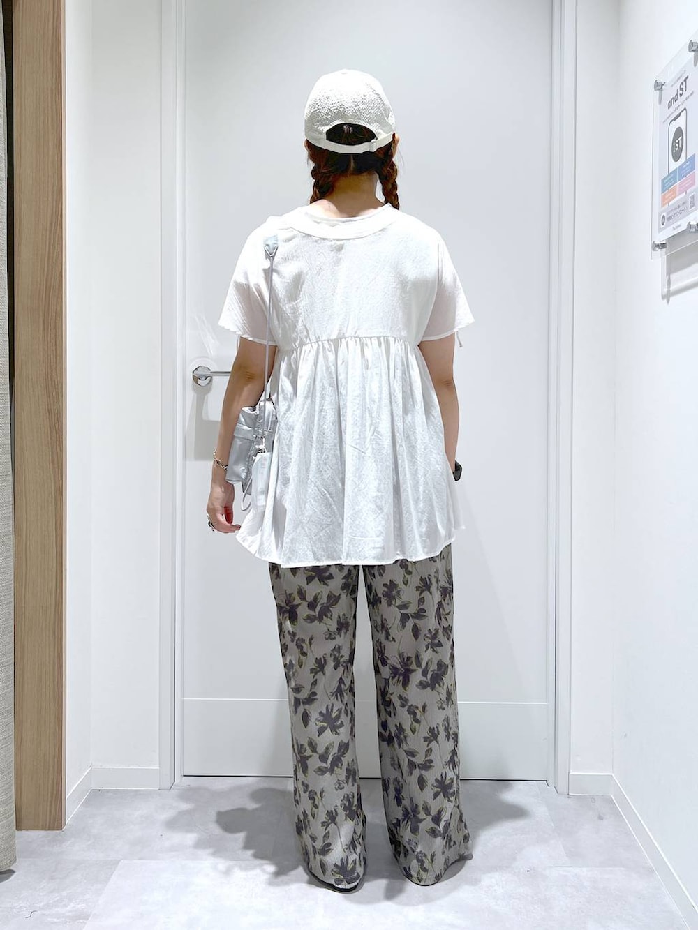 「カジュアル、リラックス、体型カバー、GLOBAL WORK、まちがいない服_GLOBAL WORK、夏コーデ、ゆったり、ブラウス、ワイドパンツ」｜「GLOBAL WORKのらくっション撥水バレエ/135873（バレエシューズ、シルバー系）」を使った、manayan0602さん（レディース・158cm）の春コーディネートの3枚目の写真