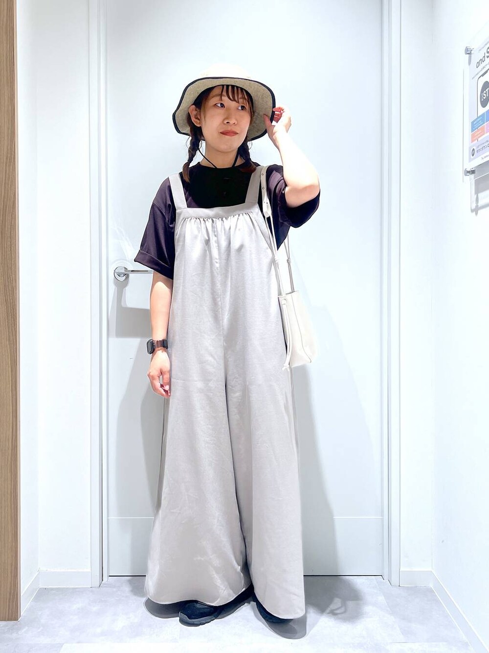 「カジュアル、リラックス、体型カバー、GLOBAL WORK、まちがいない服_GLOBAL WORK、サロペット、夏コーデ」｜「GLOBAL WORKのエアかるクッションコードスニーカー/290669（スニーカー、ブラック系）」を使った、manayan0602さん（レディース・158cm）の春コーディネートの5枚目の写真
