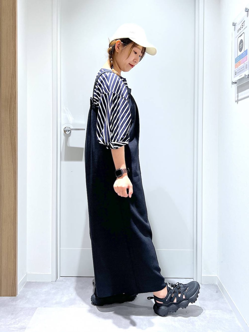 「カジュアル、リラックス、体型カバー、GLOBAL WORK、まちがいない服_GLOBAL WORK、サロペット、ゆったり、夏コーデ、大人カジュアル」｜「GLOBAL WORKのリッチクリーン袖ねじり6分袖/289400（Tシャツ/カットソー、ブルー系）」を使った、manayan0602さん（レディース・158cm）の春コーディネートの2枚目の写真